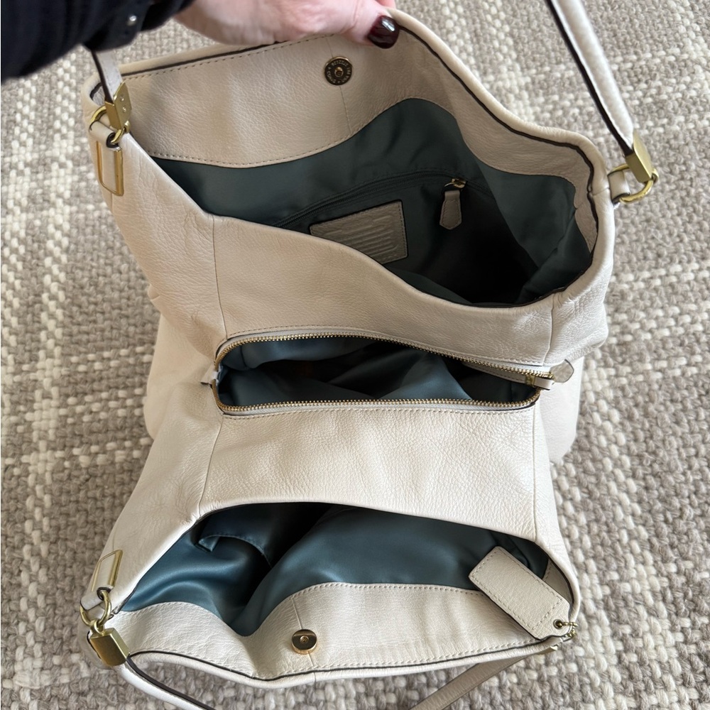 Coach - White Shoulder Bag - Picture 3 of 4